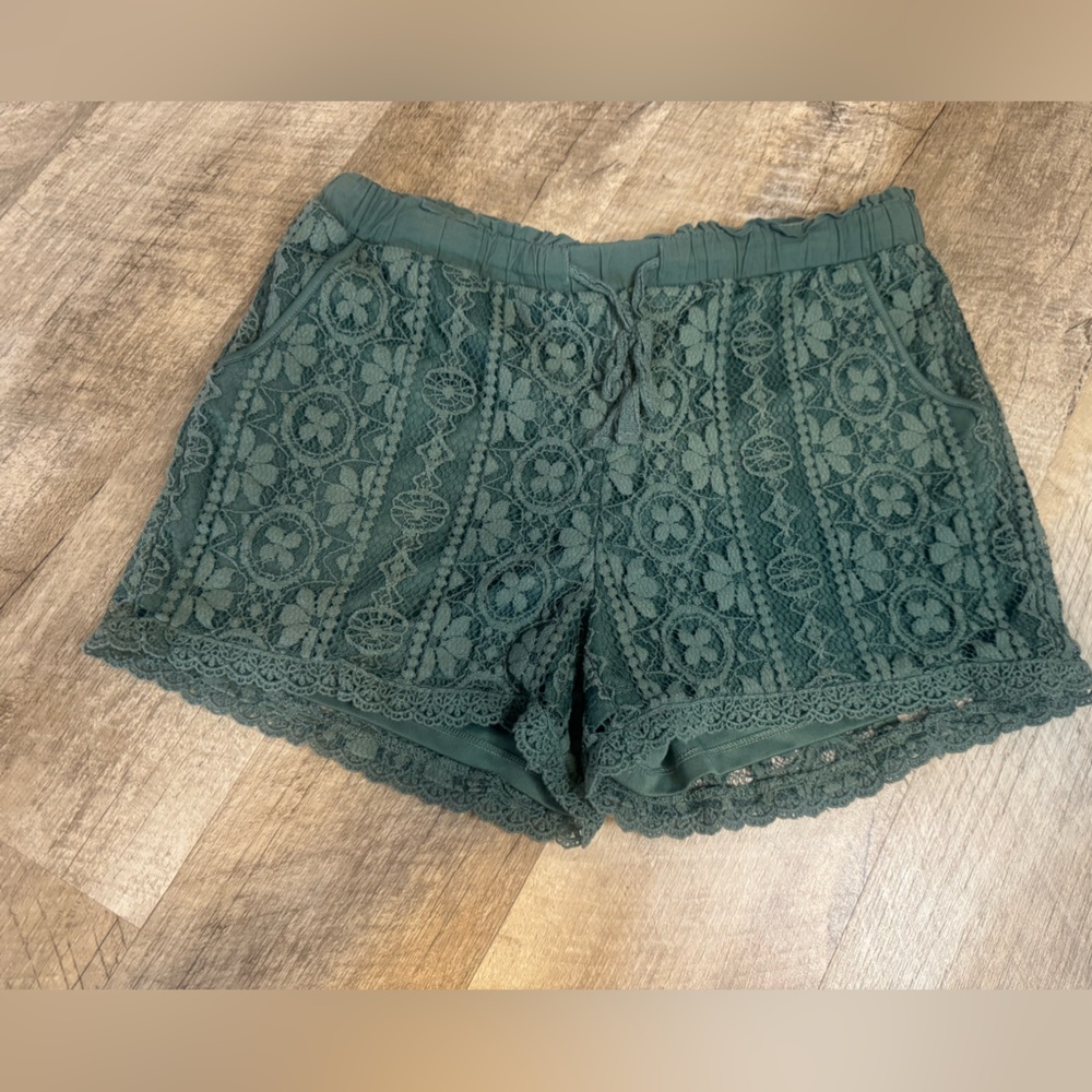 Maurice’s SMALL green lace shorts, lined
